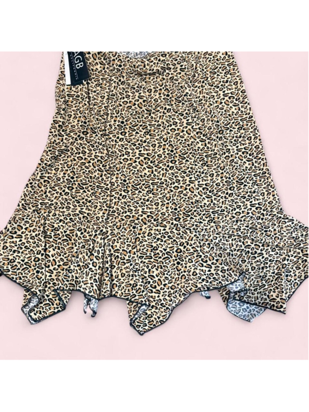Leopard print skirt in a large #animalprint #trendy

Comes from a cat friendly h
